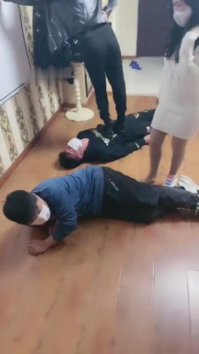 【逗逗】带素人妹妹狂踢/鞭打疯狂输出双狗 bf9758