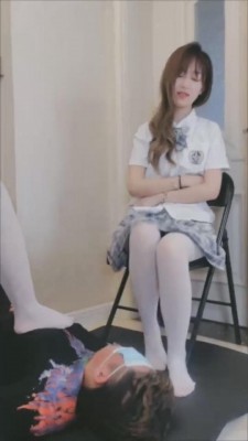 【小怡】萝莉学生双S抽狗脸脚耳光 bf9940