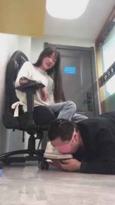 【开发素人】精神小妹文文深夜调贱畜 bf8596