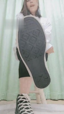 【妮蔻】第一视角-帆布鞋白袜裸足羞辱 bf4641