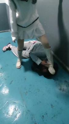 【丫丫】长靴楼道虐偷拍狂 bf20158