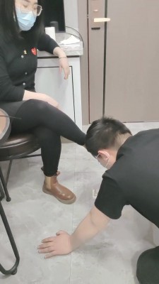 【安安女王】情侣主让绿帽舔脏鞋 bf23346