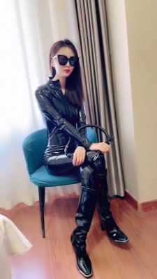 【浅夏】车模皮衣皮靴虐狗-鞭打踩踏脚深喉 bf26316