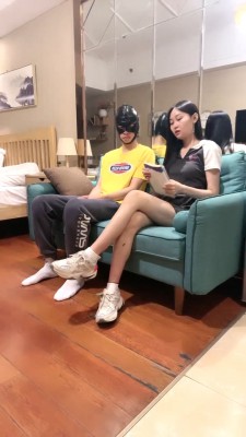 【艾莉】剧情-学妹教训学长-白鞋踩踏/骑马腿绞窒息/喂口水 bf28071