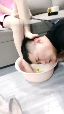 【明明】喝刷鞋洗脚水/肉丝狂舔/踩踏喂口水/内裤诱惑【完整版】bf28473
