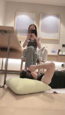 【倪梵】爬山狗原味脚狂舔/碾压狗头/插嘴/口吐喂食 bf30107