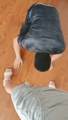 【悦主大大】骑马遛狗爬行/舔脏鞋原味脚/裸足插嘴/头顶鞋/喝圣水 bf30428