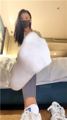 【雅雅】白袜裸足清理脚汗    260506-31