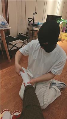 【柔柔】下跪伺候主人回家 JS260521-34