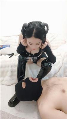 【兔兔】咀嚼物鞋底贱狗舔的真起劲 bf63152