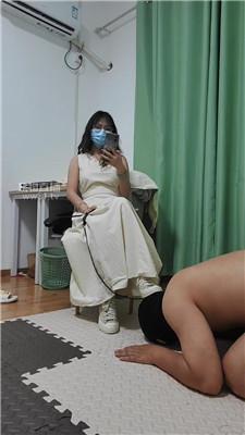 【一点点】晚自习下课让贱狗清理鞋子舔脚 JS260527-45