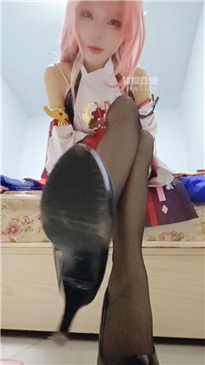 【美少女战士】cos八重神子羞辱下黑丝裸足    260617-22